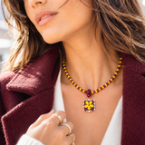 Girocollo La dolce vita - Placchetta quadrata bordeaux con fiore giallo